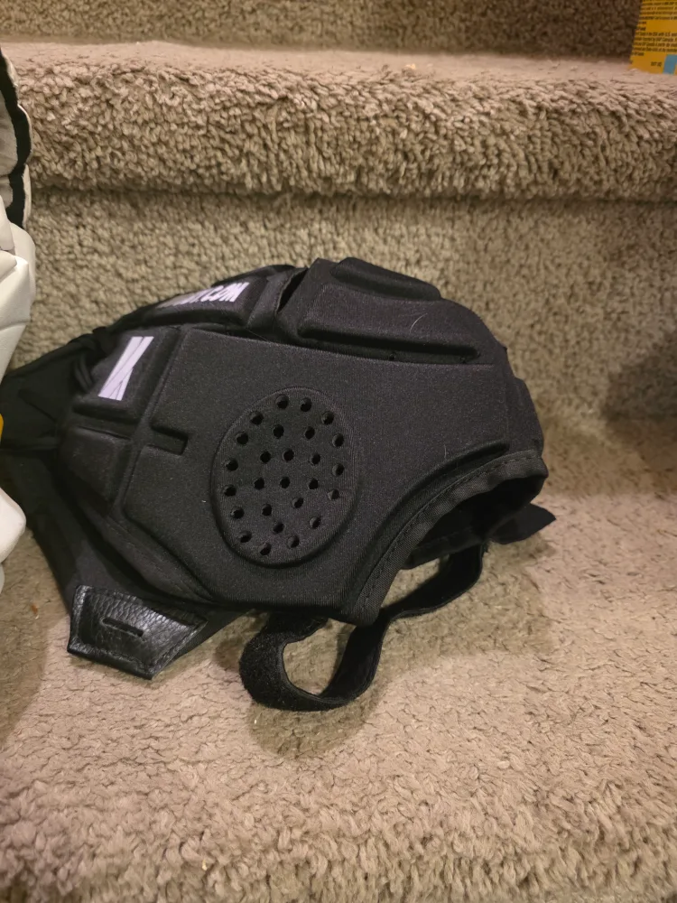 Epoch Integra LE Lacrosse Gloves & Cascade Lacrosse Headgear image indicator(3)