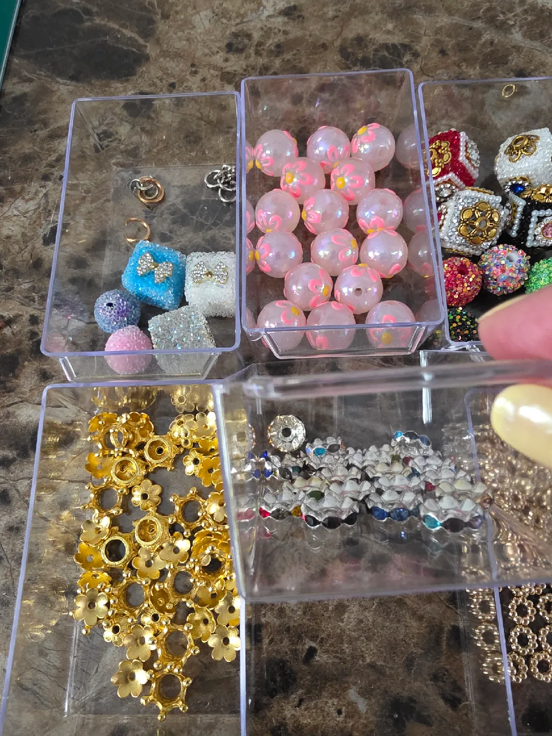 🥕 Assorted Beads and Findings for Jewellery Making image indicator(2)