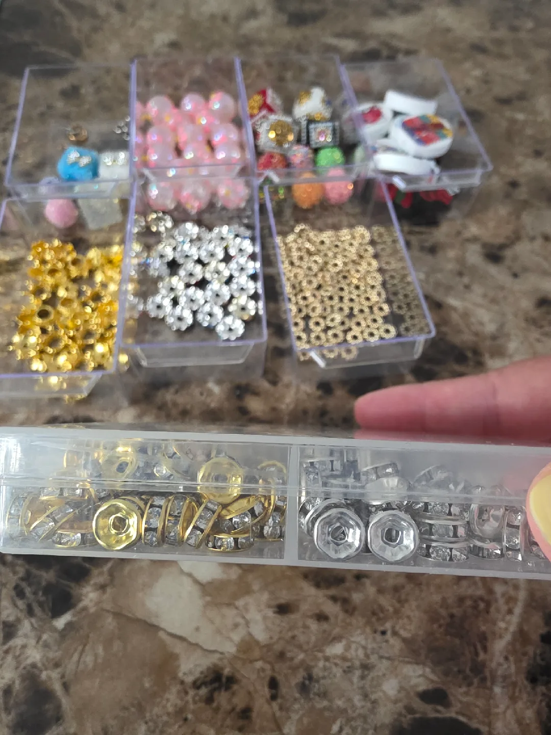 🥕 Assorted Beads and Findings for Jewellery Making image indicator(4)