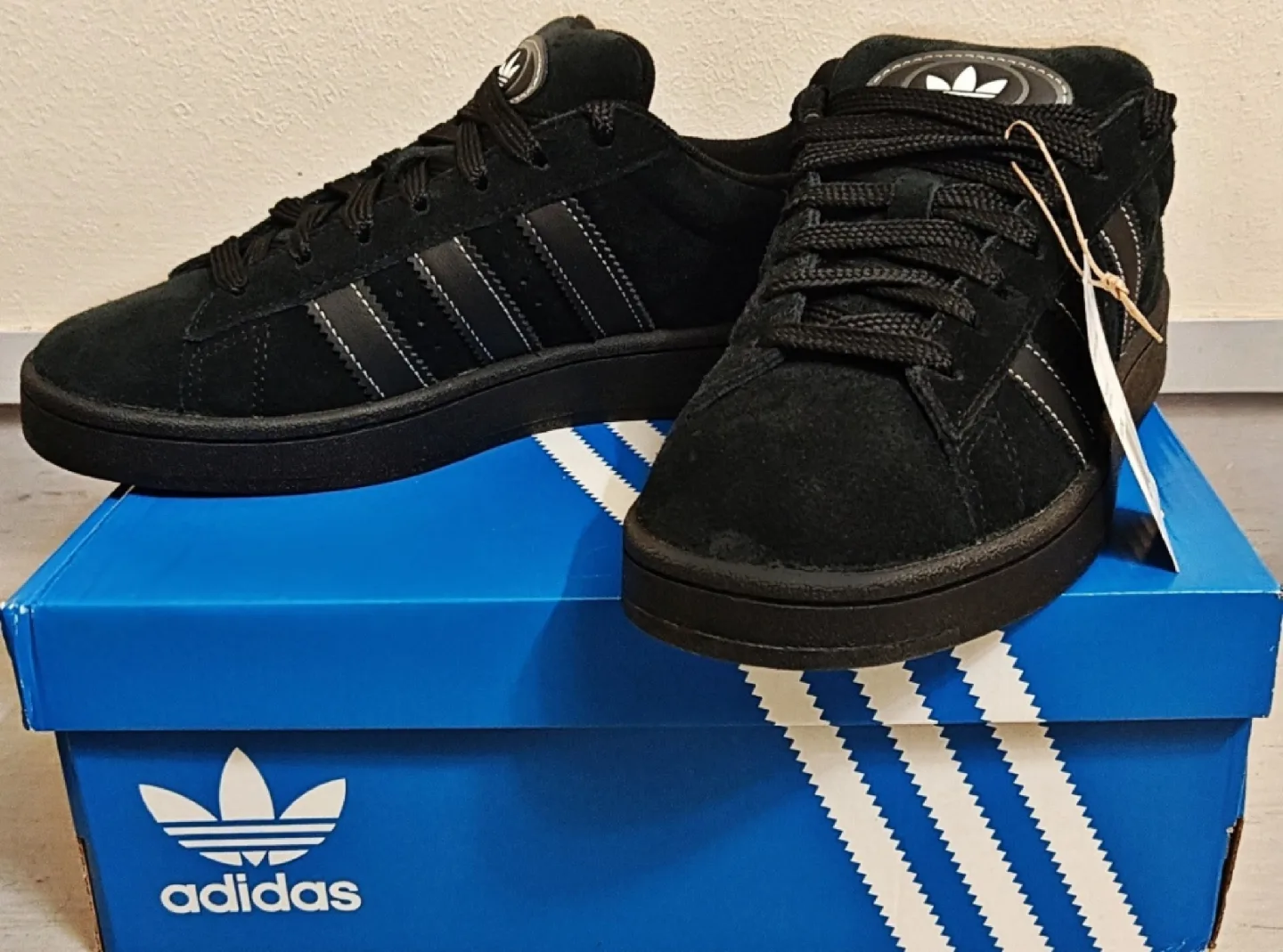 *NWT* 9 US—adidas OG Campus 00s image indicator(2)