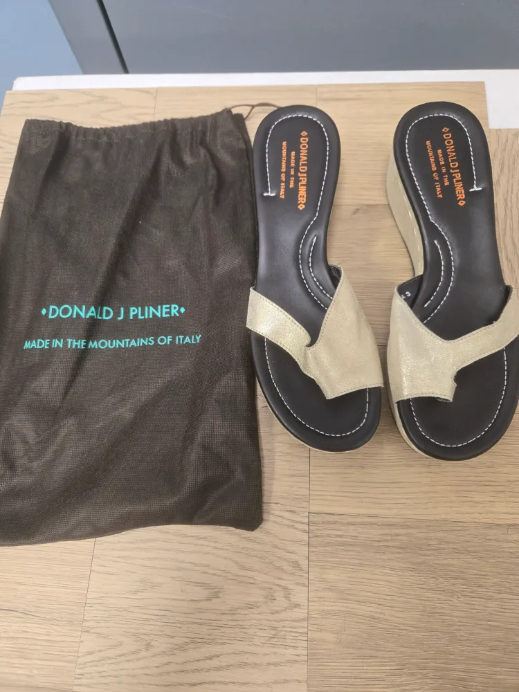 Donald J Pliner Women's Wedge Sandals - Size 9M