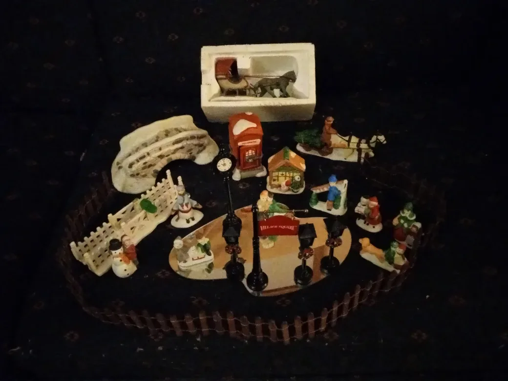 Dickensville Collectibles Christmas Village Set image indicator(3)