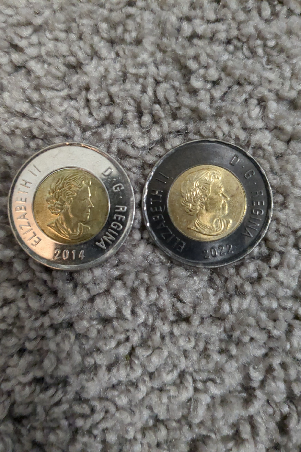 ONE black rim Canadian toonie. (Silver toonie is for comparison) - photo 3