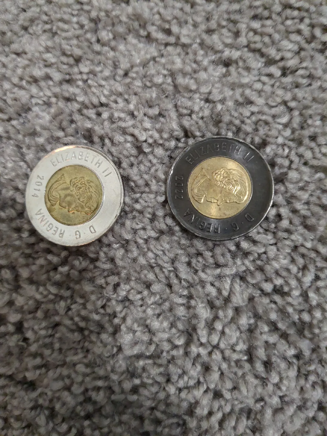 ONE black rim Canadian toonie. (Silver toonie is for comparison) image indicator(6)