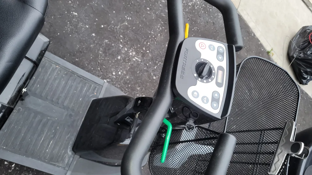 Fortress 1700 Series 3-4 Wheel Scooter image indicator(5)