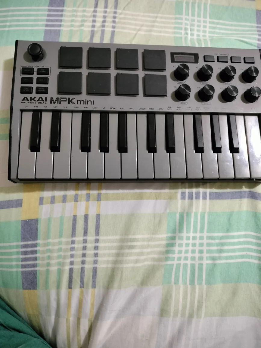 Akai MPK mini Professional Keyboard thumbnail