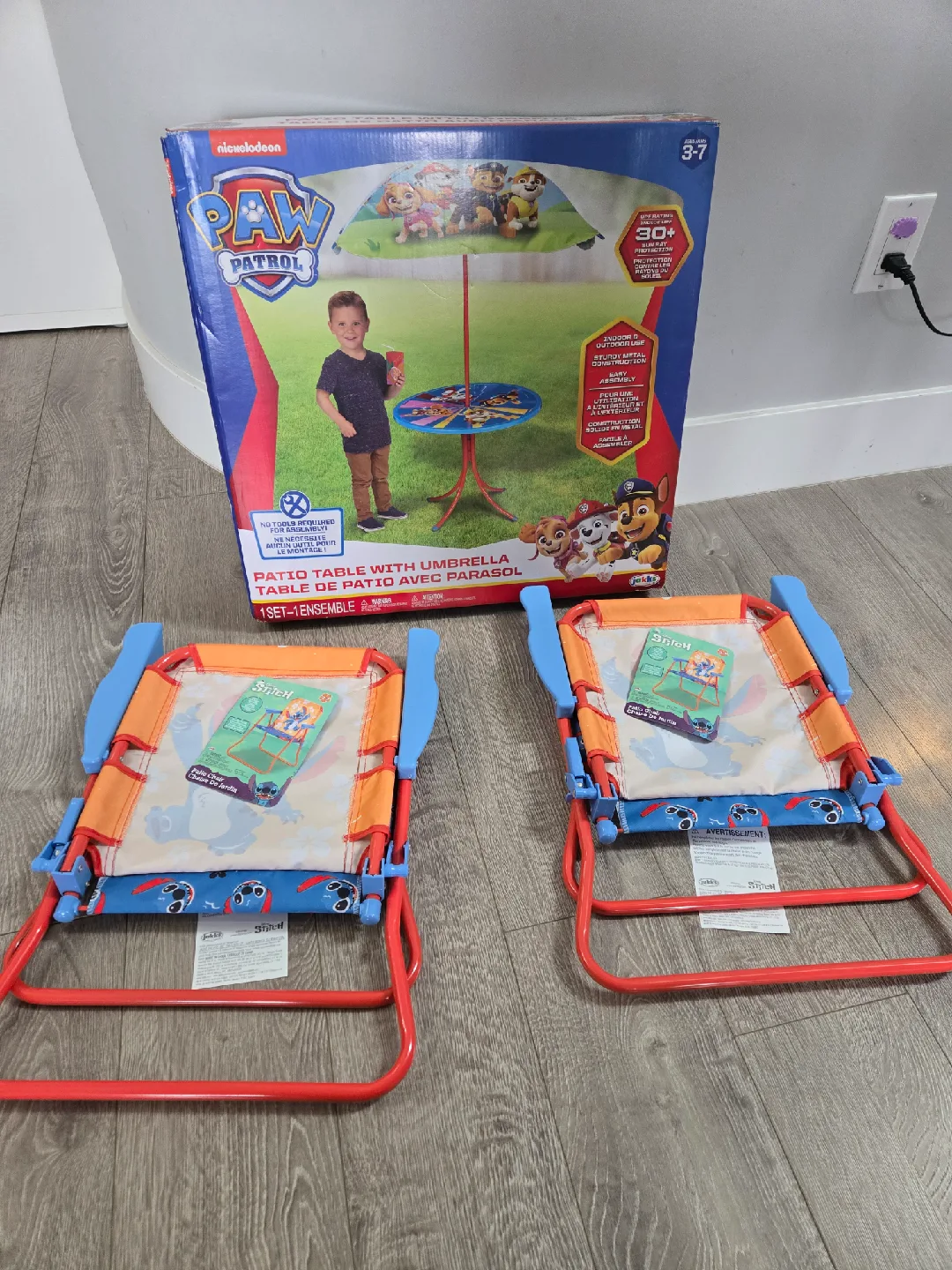 NEW kids indoor/outdoor table and 2 folding chairs image indicator(2)