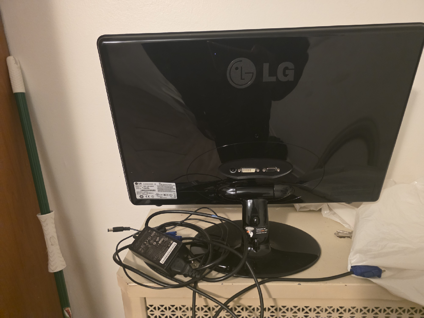 LG Flatron E2050T-BN 20-inch Monitor