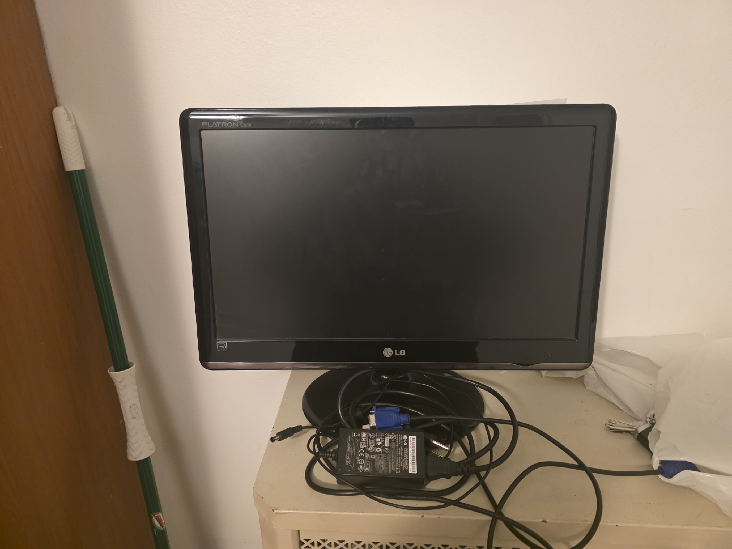 LG Flatron E2050T-BN 20-inch Monitor - photo 3