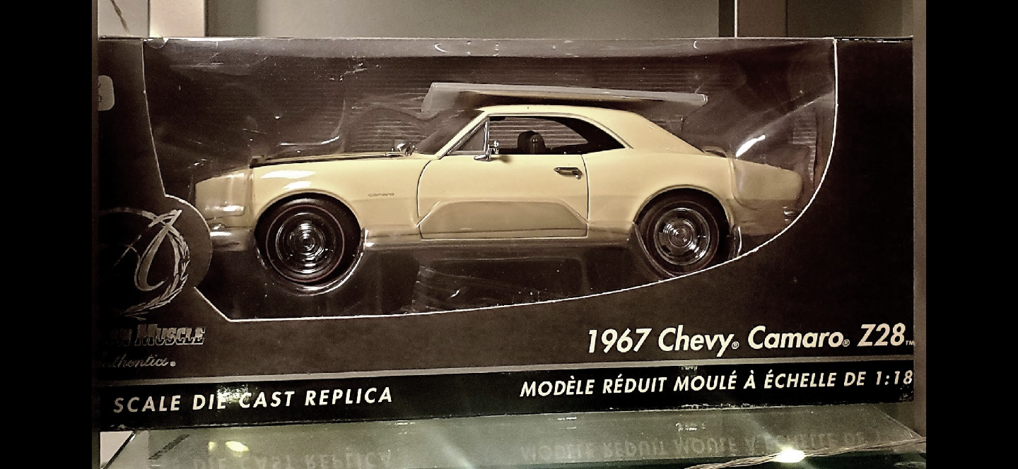 ERTL American Muscle 1967 Chevy Camaro Z28 Diecast 1:18 scale.