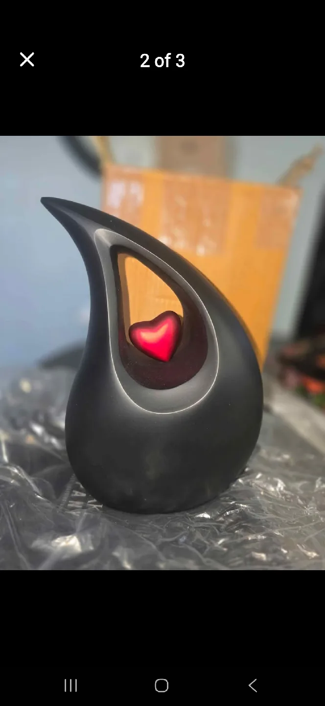 KeepsakeCompanyStore Premium Matt Black Urn image indicator(2)