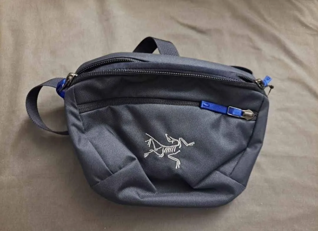 Arcteryx Mantis 1 Black Sapphire NWT thumbnail