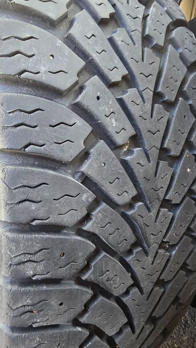 Set of 4 Nordic Winter Tires 205/55R16 image indicator(4)