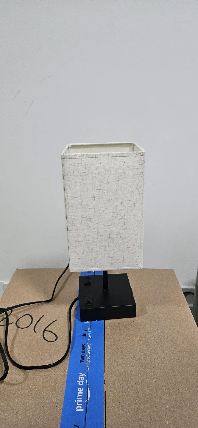 Square Table Lamp with USB Ports and 2 plugs image indicator(2)