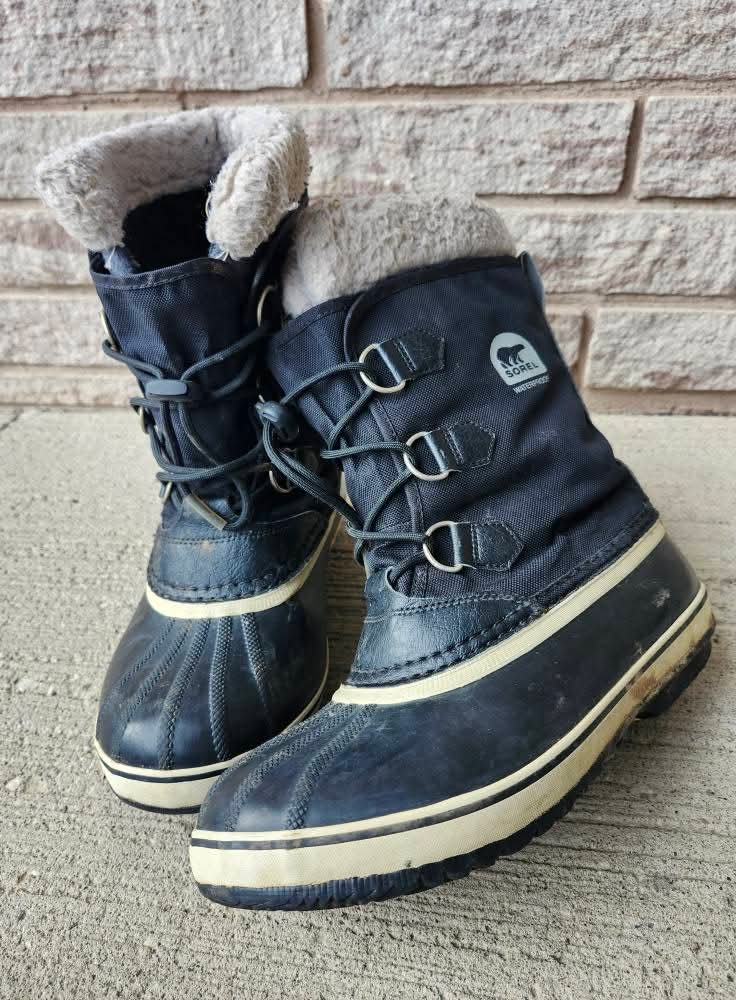 Sorel waterproof boots in youth / men's size 7.