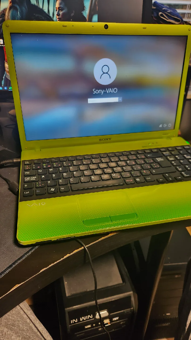 Sony VAIO VPCEB37FD Laptop - Green image indicator(3)