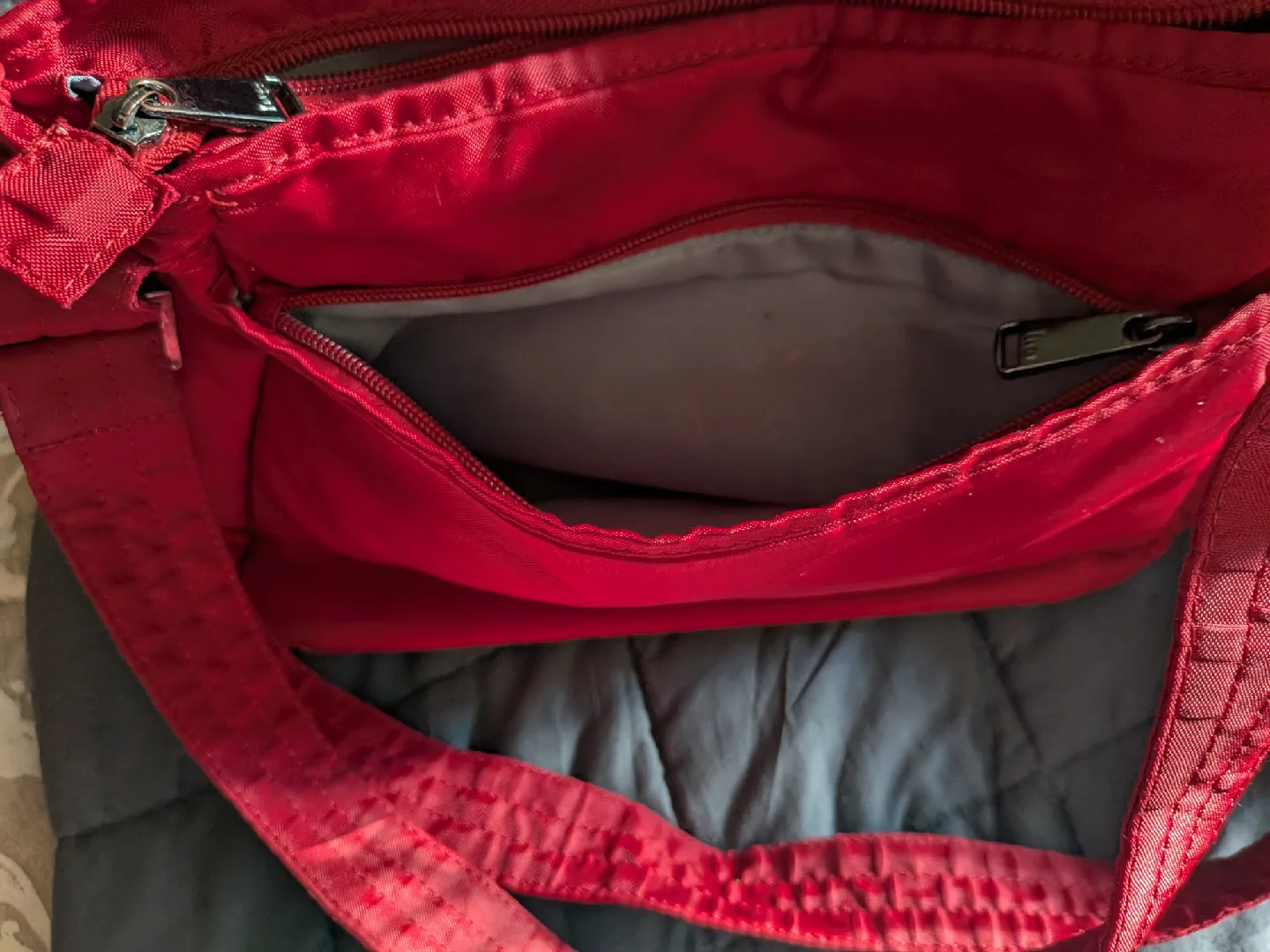 Lug Infinity Shimmy Collection Red Shoulder Bag image indicator(7)