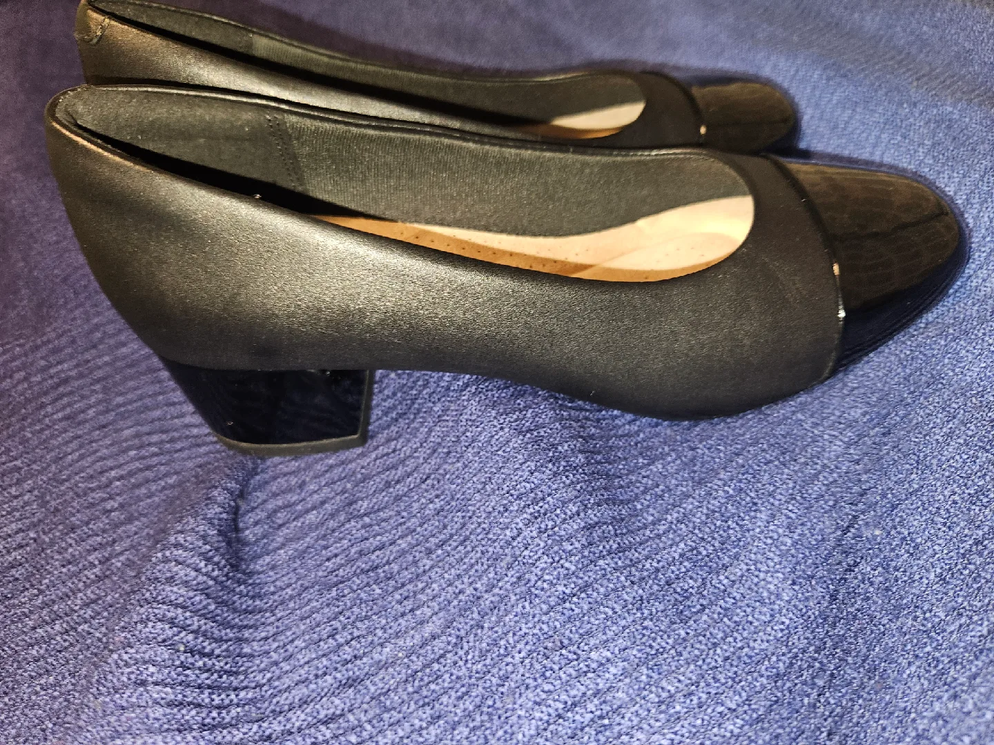 brand new black leather shoes Clarks size 6 image indicator(4)