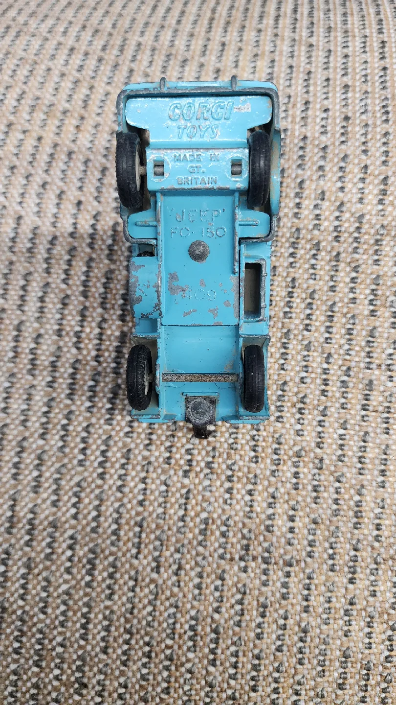 Corgi Toys Jeep FC-150 Diecast Truck image indicator(2)