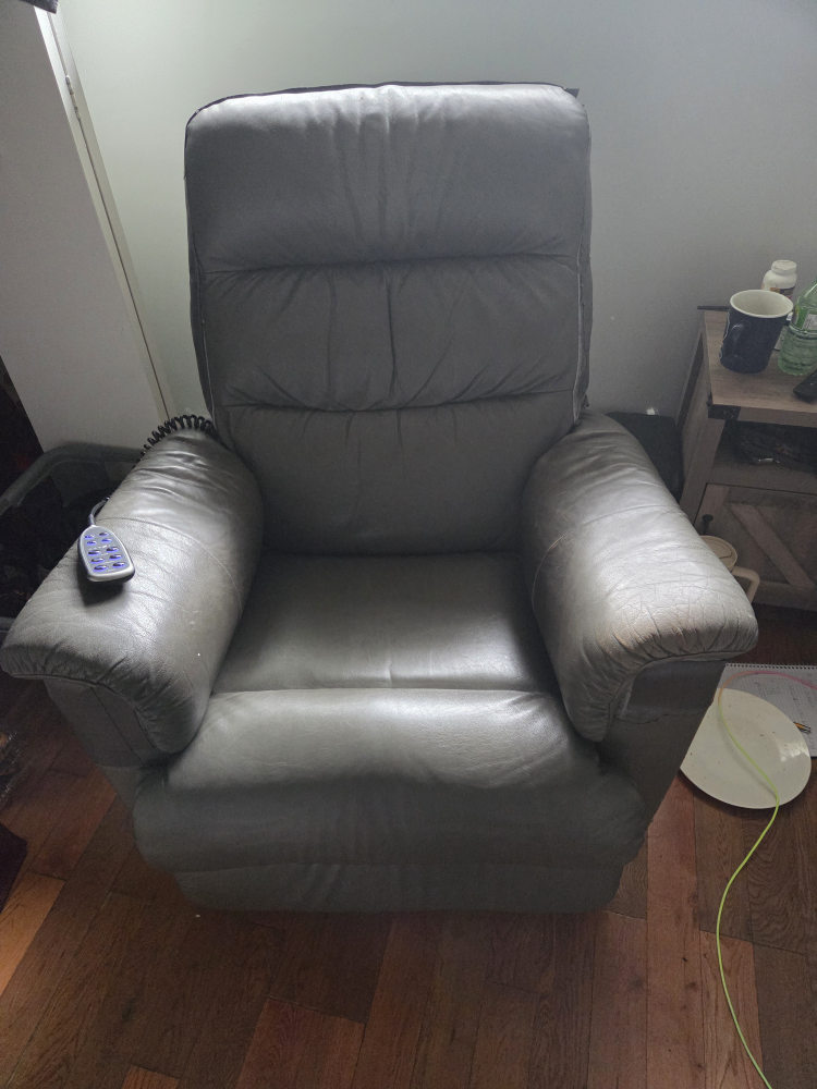 La-Z-Boy Recliner with Massage & Heat - photo 2