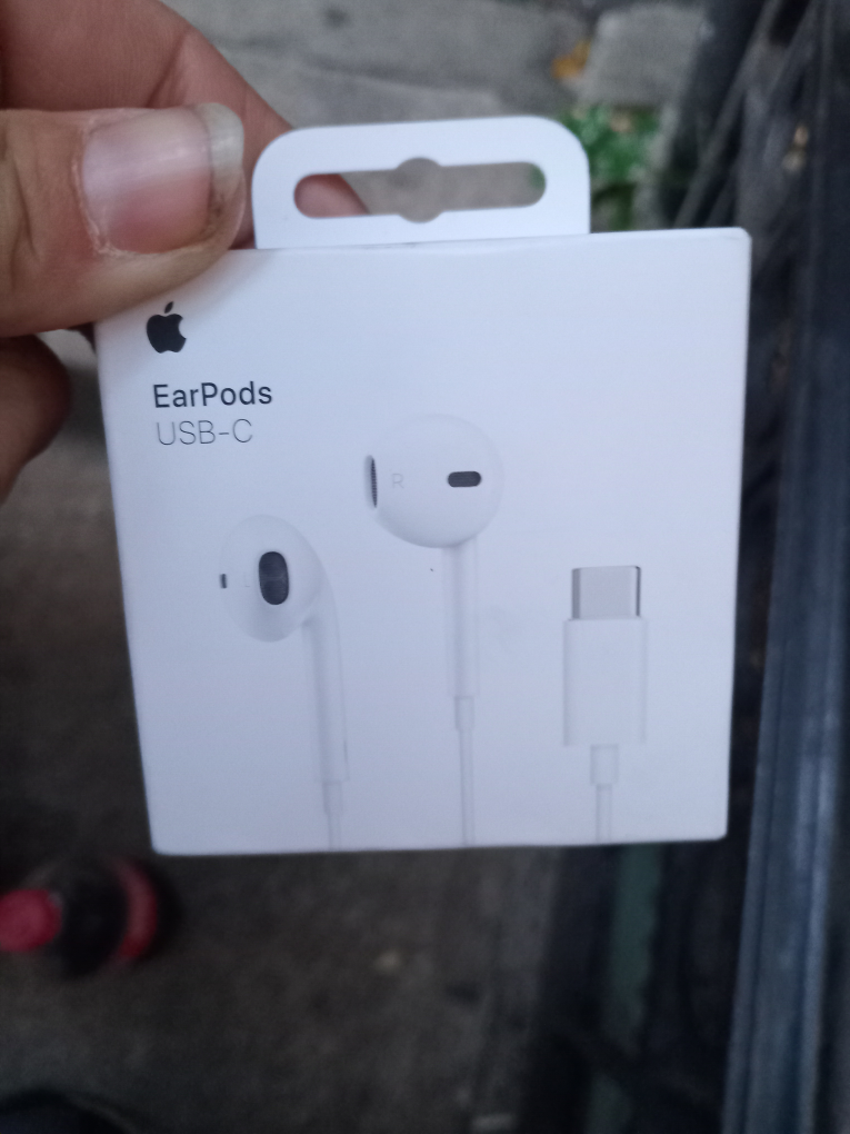 New Apple EarPods USB-C