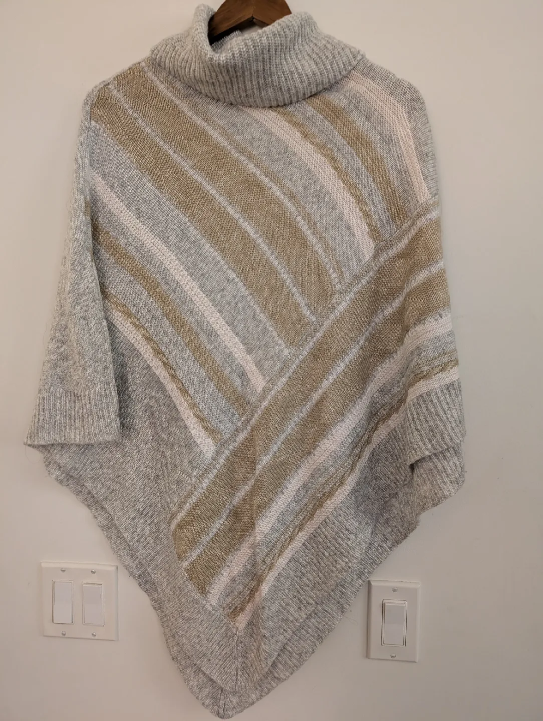 Poncho - Grey & Beige image indicator(2)