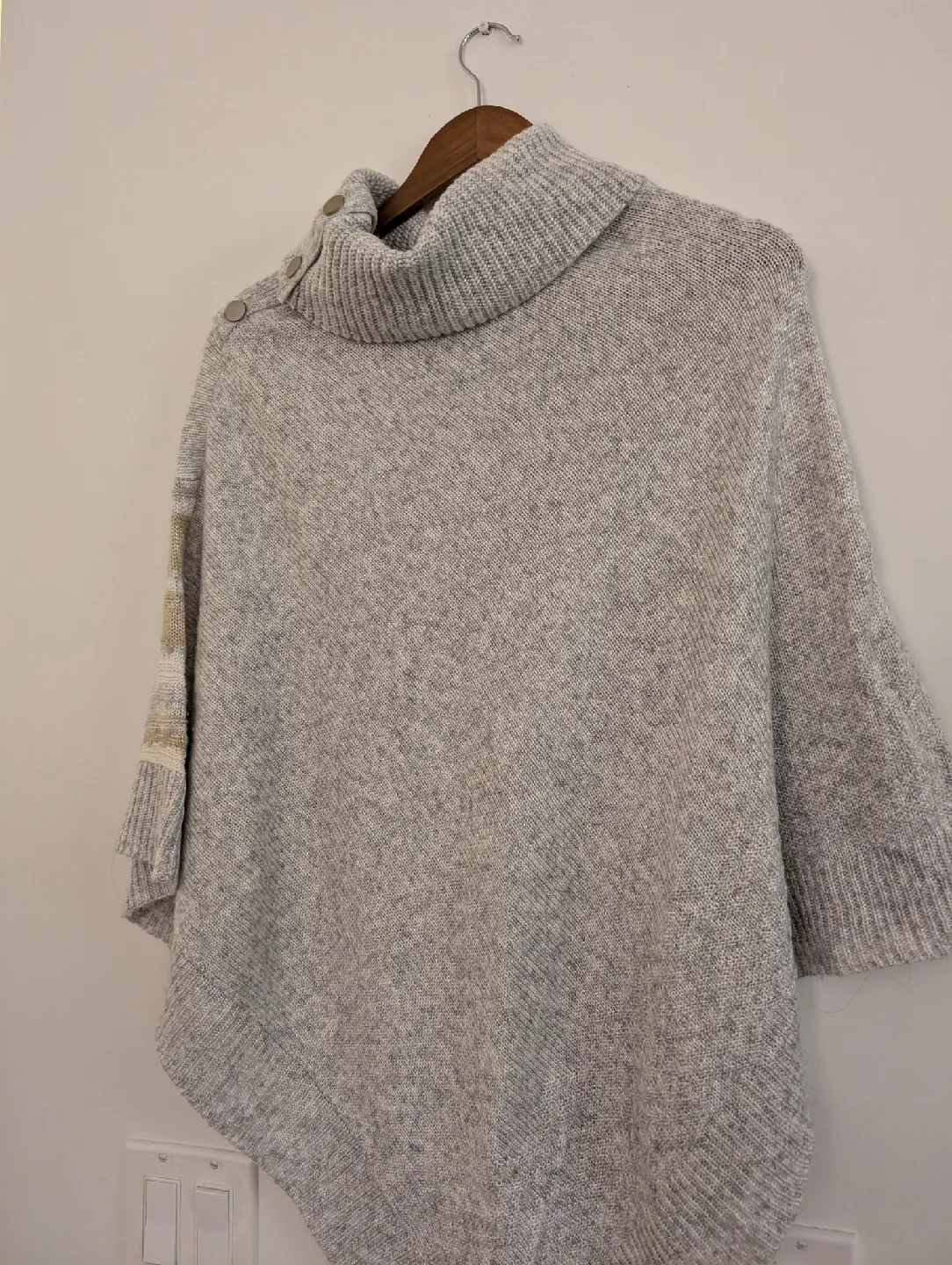 Poncho - Grey & Beige image indicator(3)