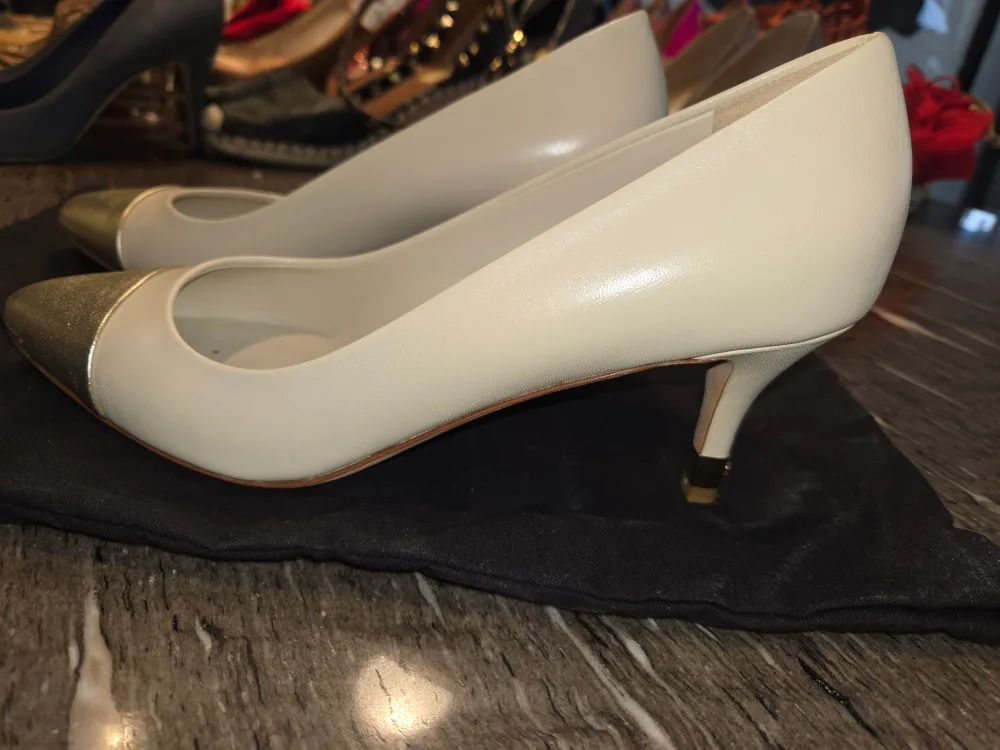 Chanel Heels - Size 41 - Beige & Gold image indicator(4)