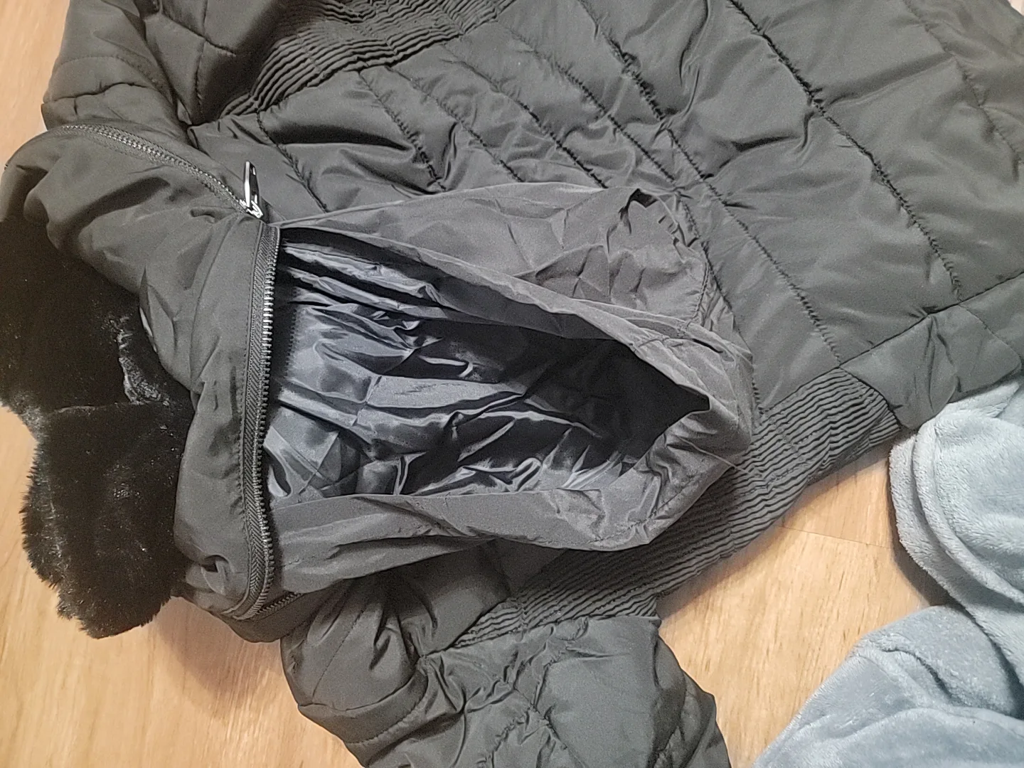 Black Puffer Jacket image indicator(3)