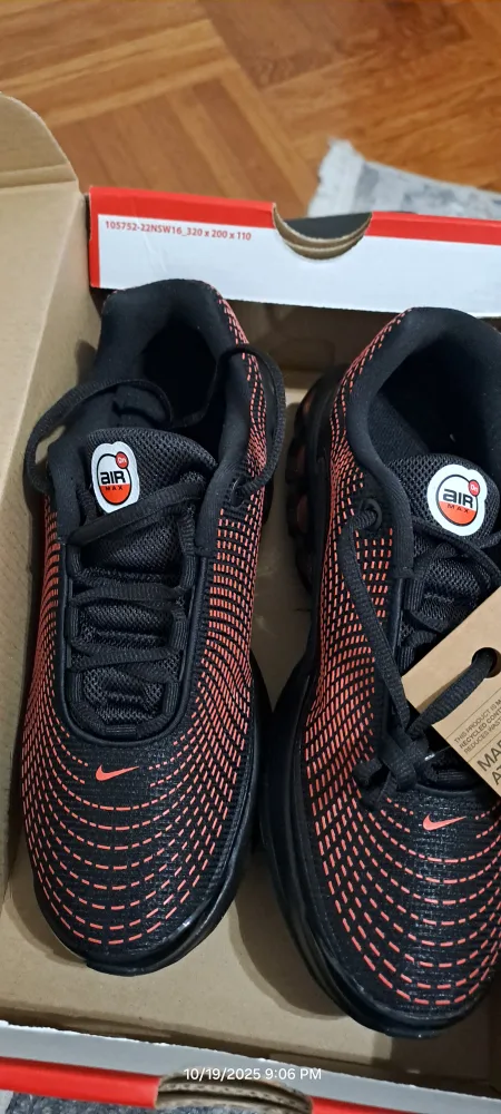 Nike Air Max DN (GS) Youth Size 6.5Y thumbnail