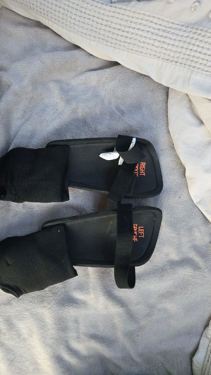 Lotto Soccer Shin Guards with Sleeves image indicator(2)