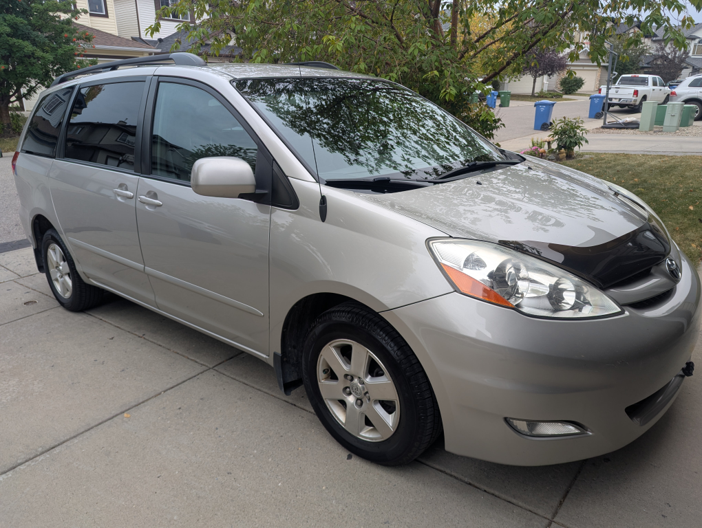 Toyota Sienna Minivan - Silver
