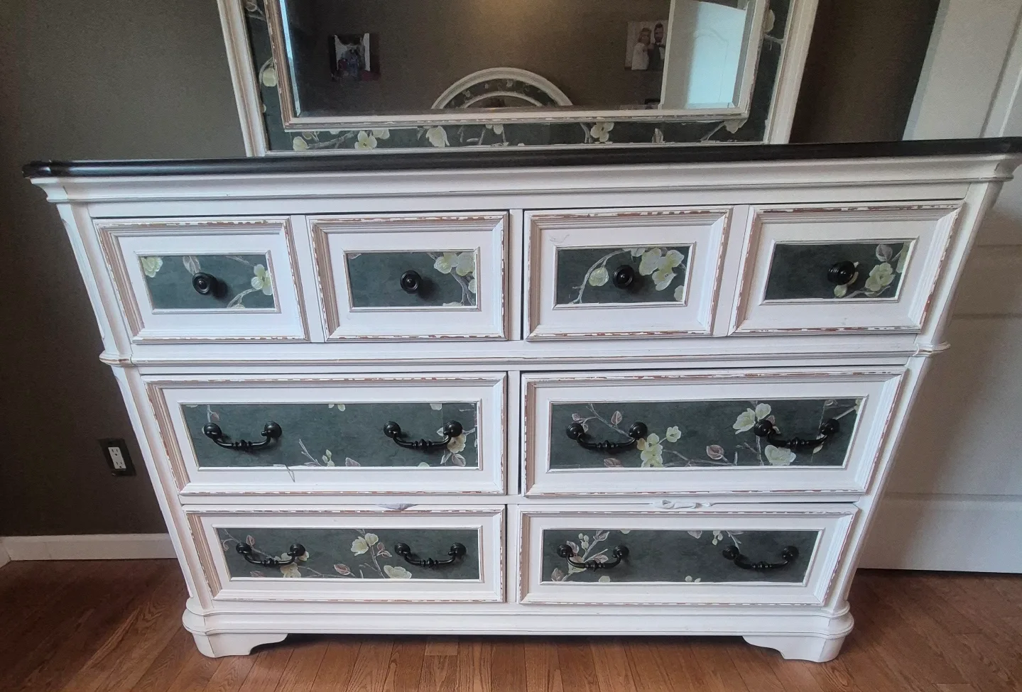 king size bed, Drawer, Mirror and side table image indicator(2)