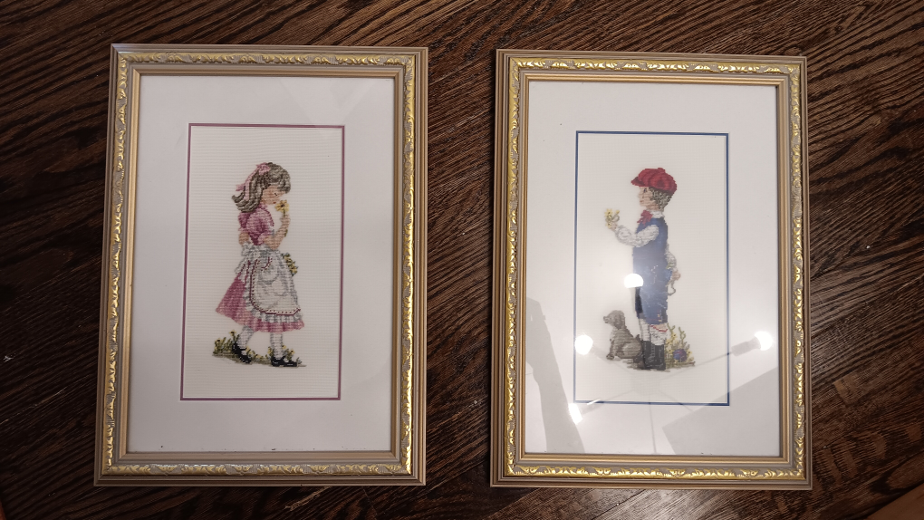 Free assorted items hangers and decor - photo 4