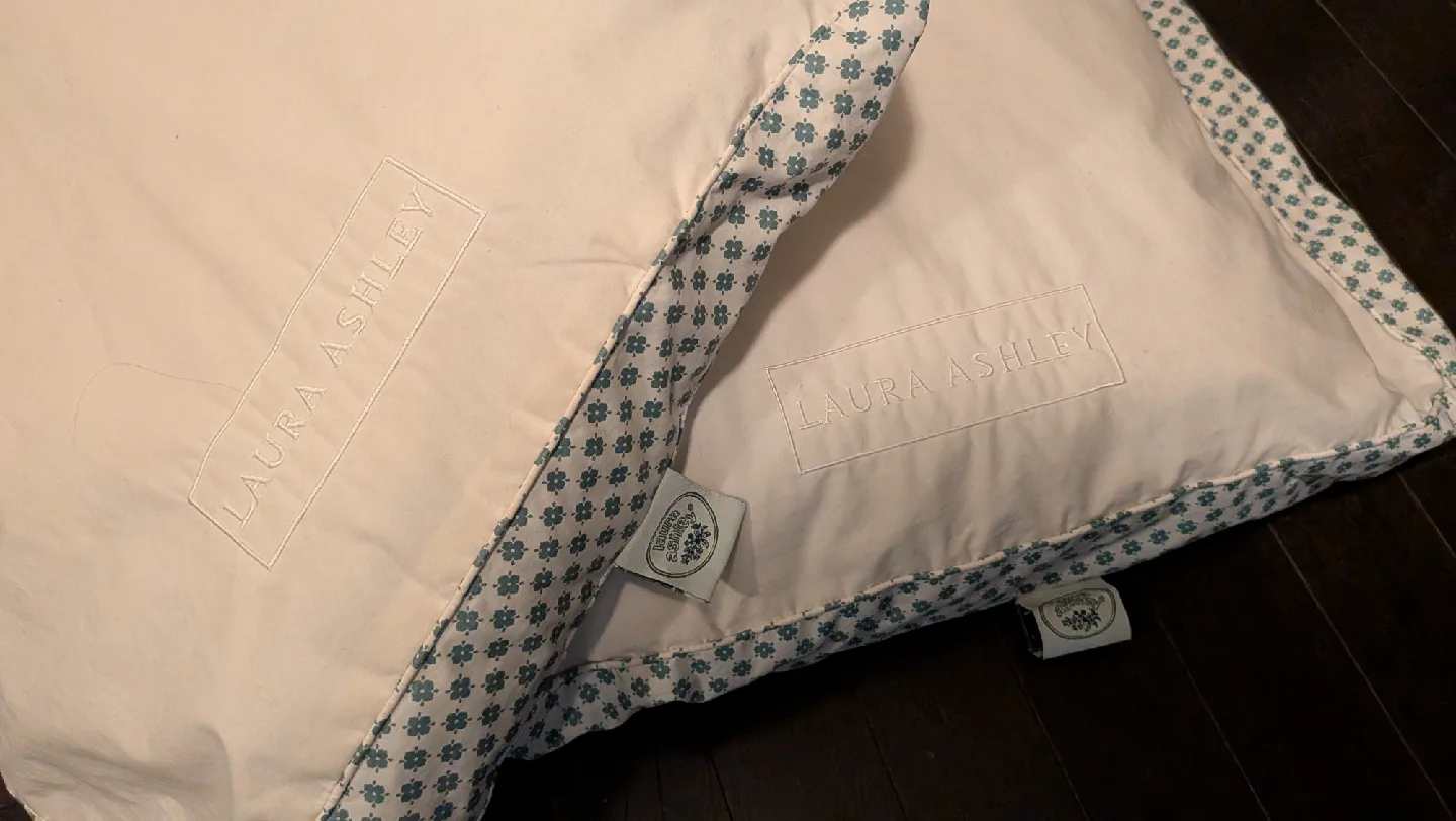 Vera Wang Queen White Comforter w/set of Laura Ashley Pillows image indicator(5)