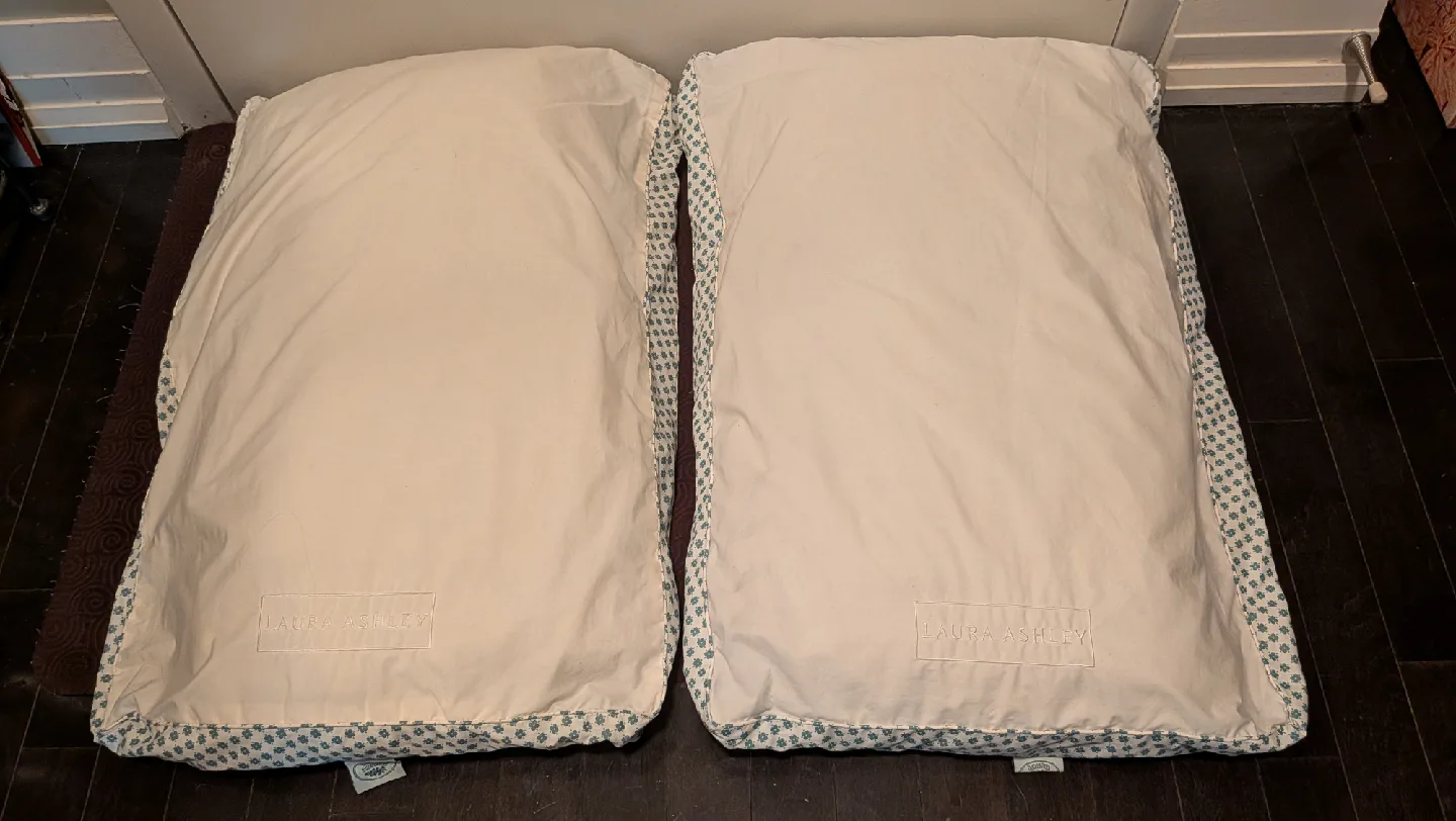 Vera Wang Queen White Comforter w/set of Laura Ashley Pillows image indicator(6)