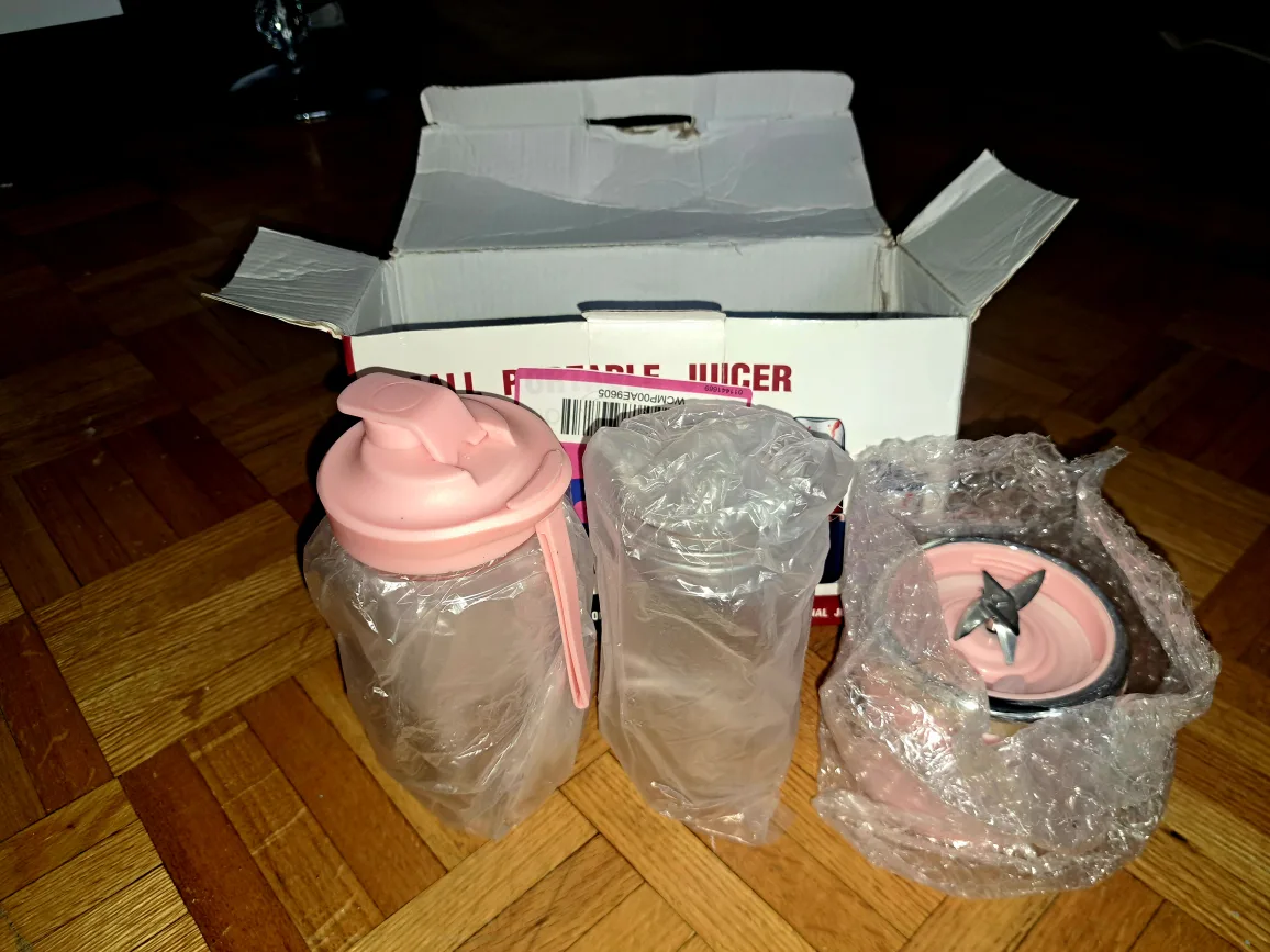 Small Portable Juicer - New in Box! image indicator(2)