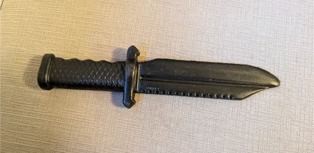 Black Plastic Pirate Knife (Halloween Costume Item) image indicator(2)