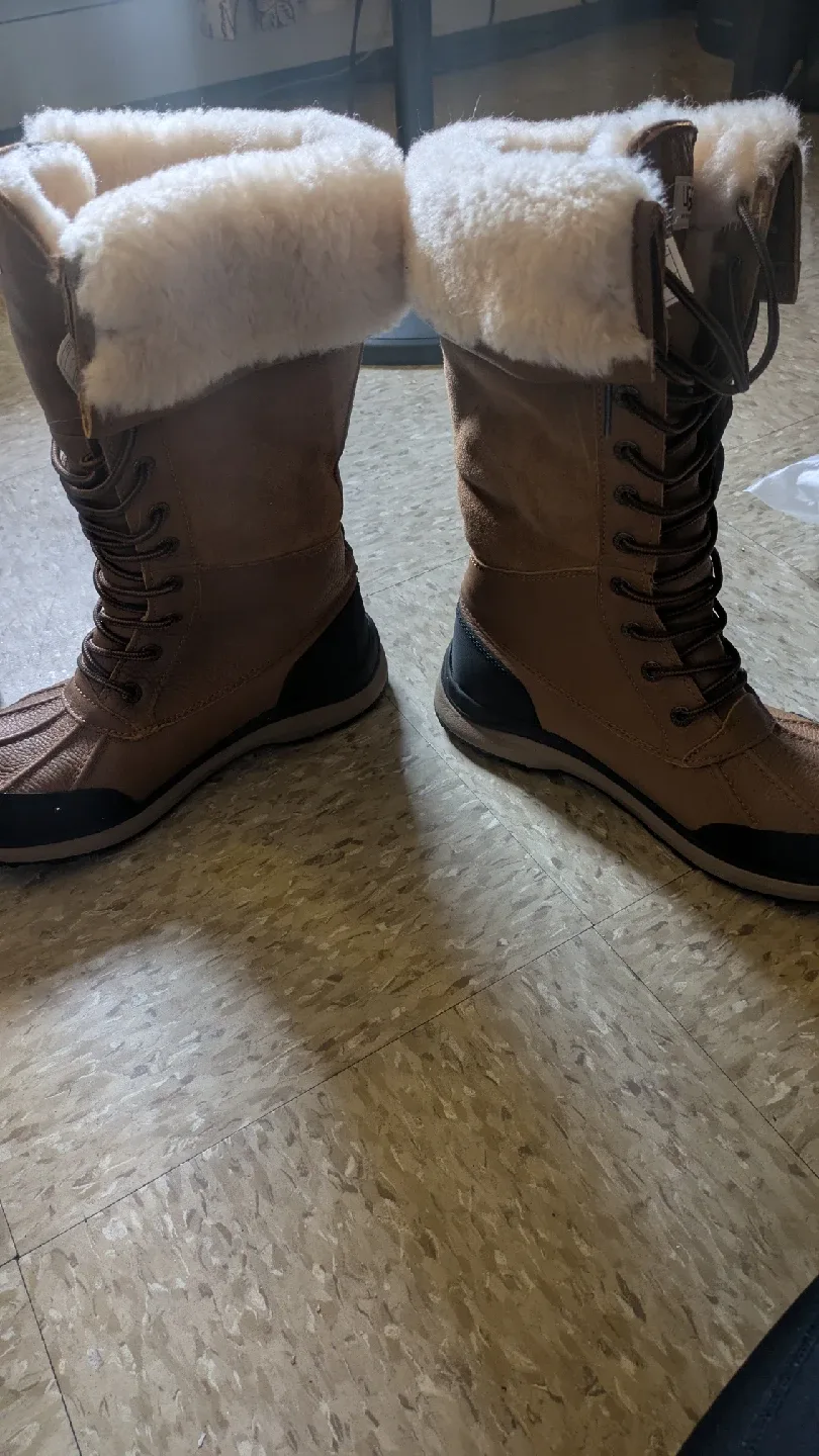 UGG Adirondack III Waterproof Boot - Size 8 image indicator(2)