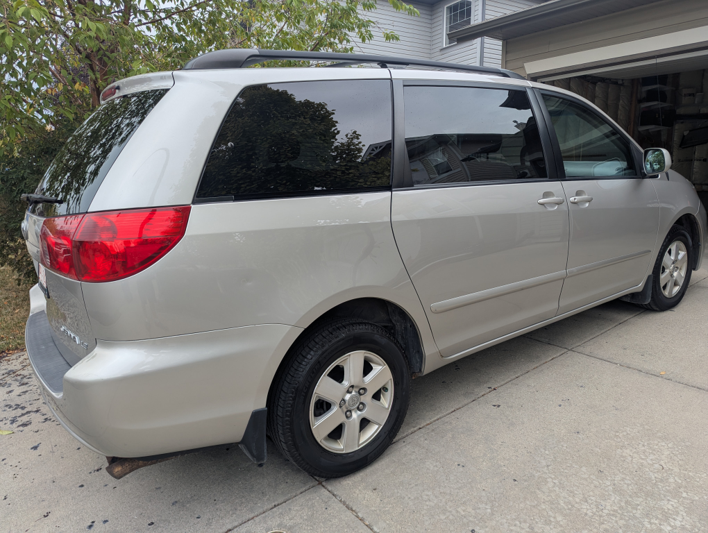 Toyota Sienna Minivan - Silver - photo 2