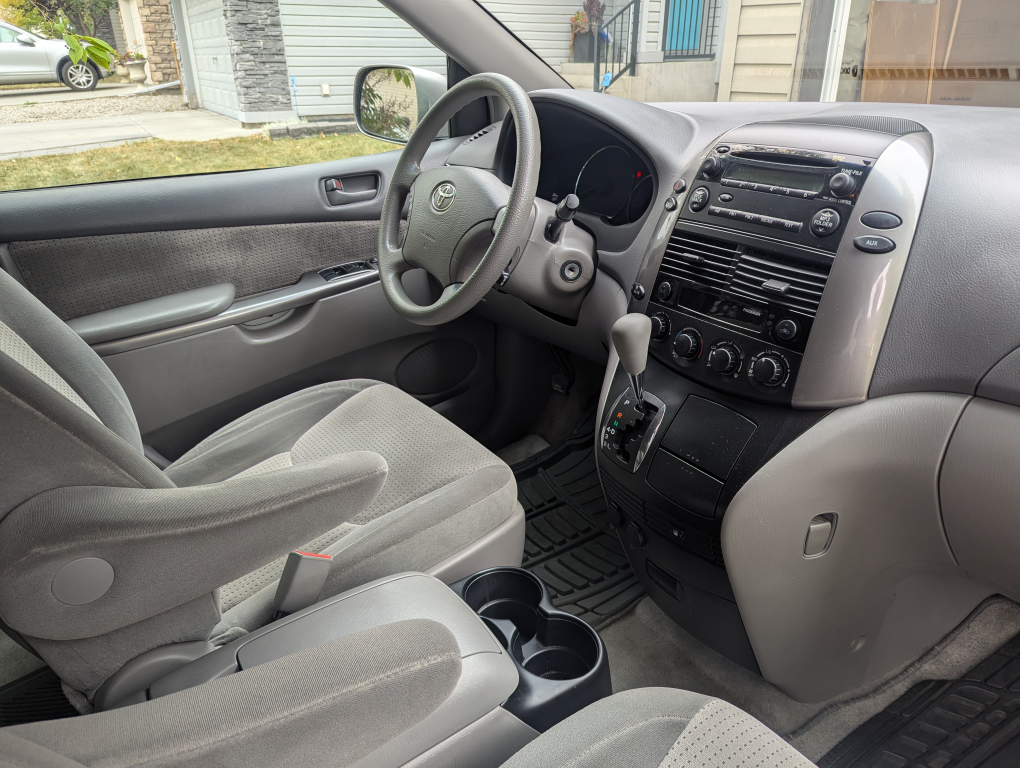 Toyota Sienna Minivan - Silver - photo 3