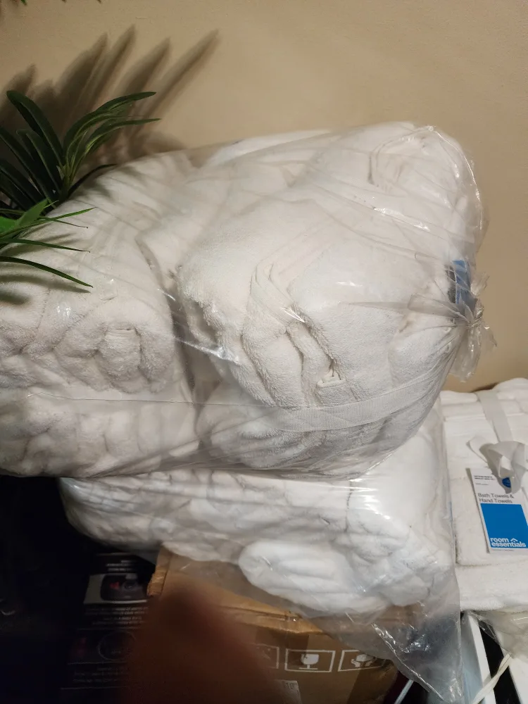 Room Essentials 4-Pack White Bath & Hand Towels - New image indicator(2)