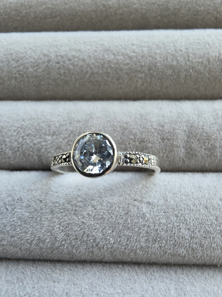 Sparkle & Elegance! Stunning Silver & Marcasite Ring