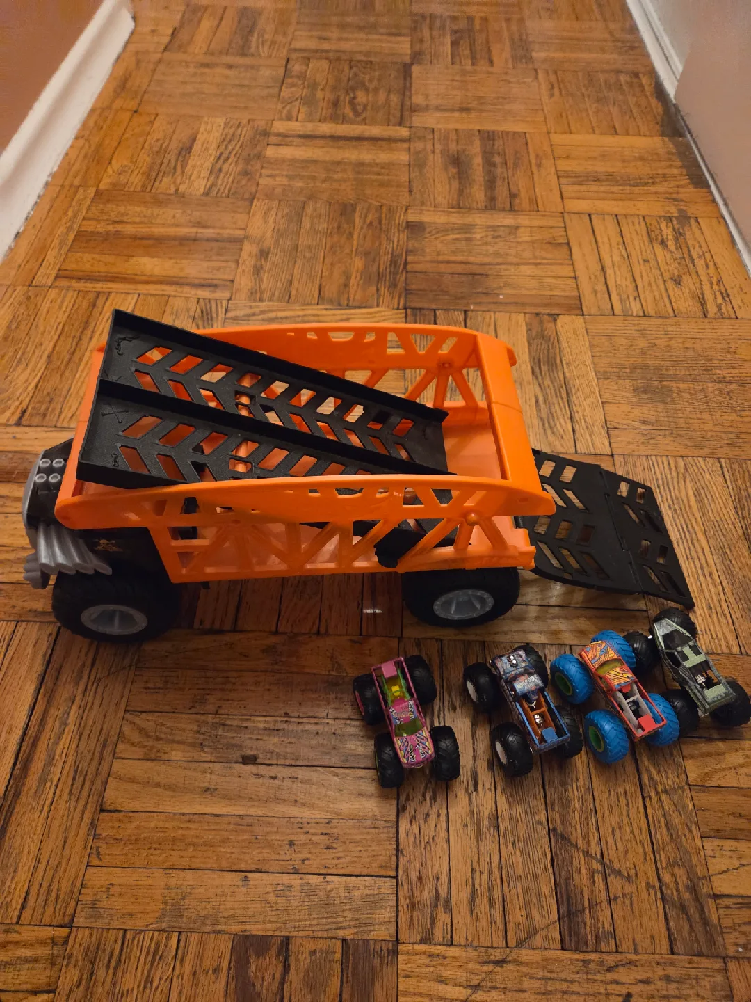 Hot Wheels Monster Truck Carrier with 10 Trucks image indicator(4)
