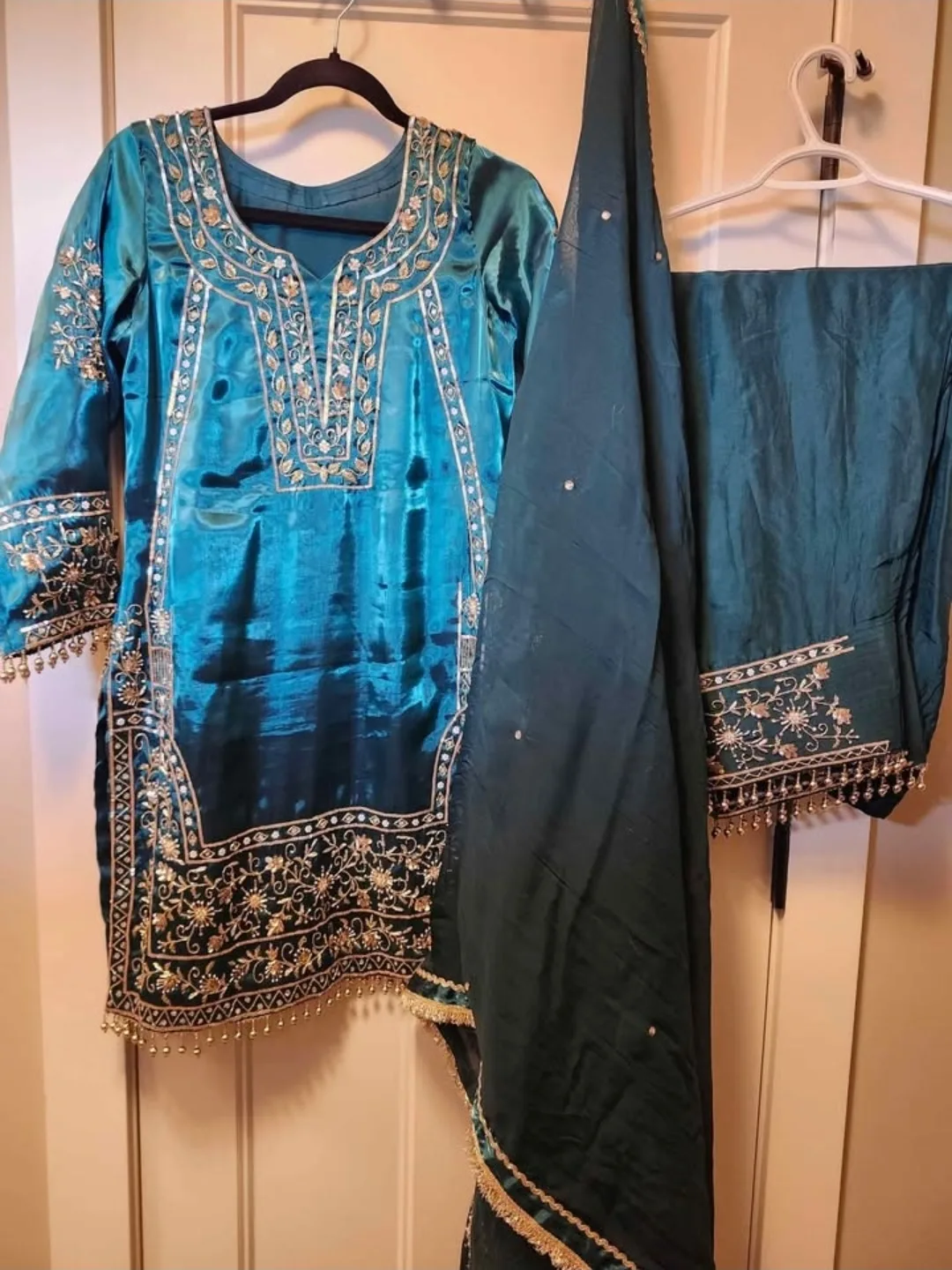 Bottle green Embellished Shalwar Kameez image indicator(4)