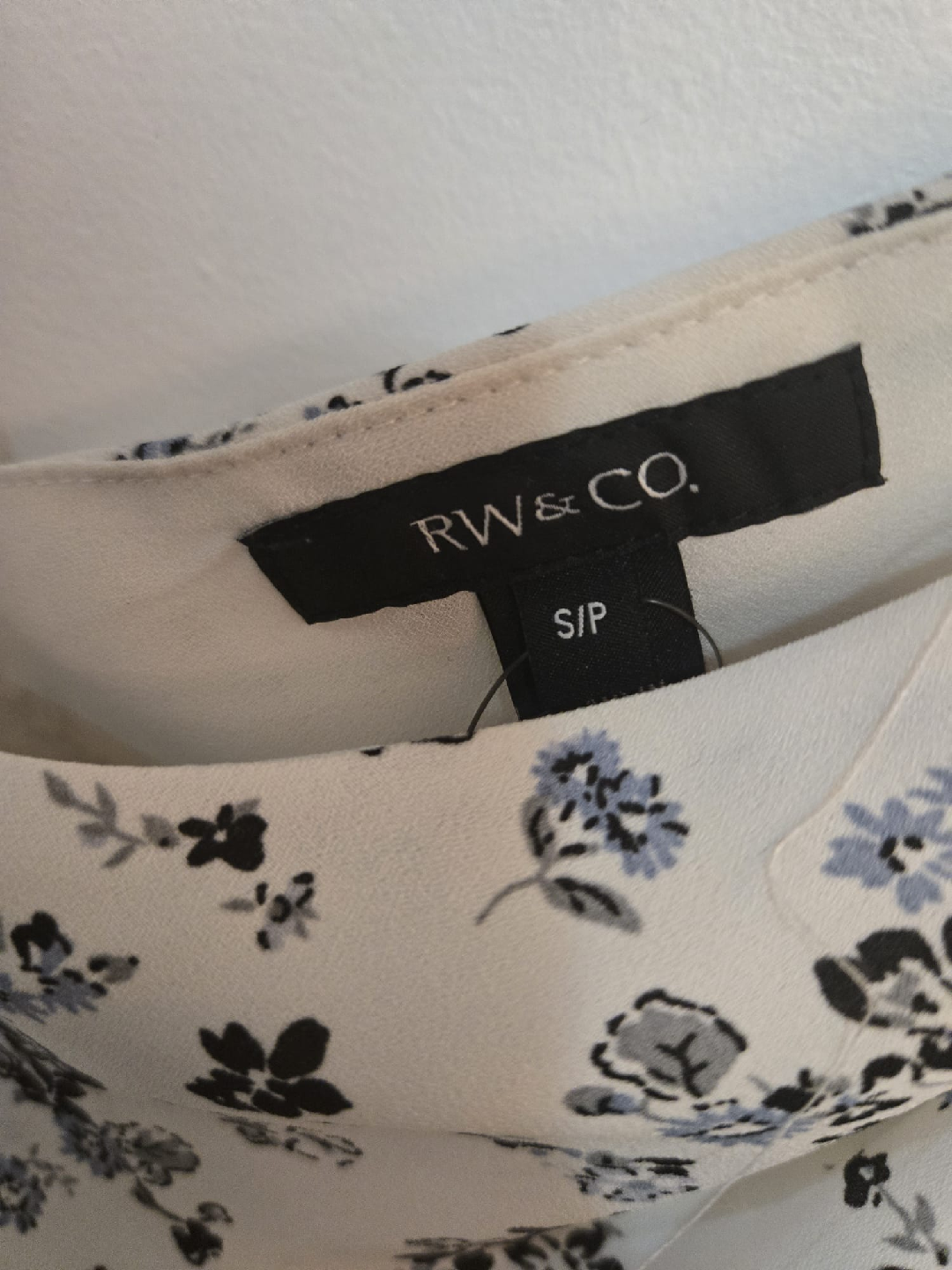 RW&Co Women's floral shirt size S - photo 2