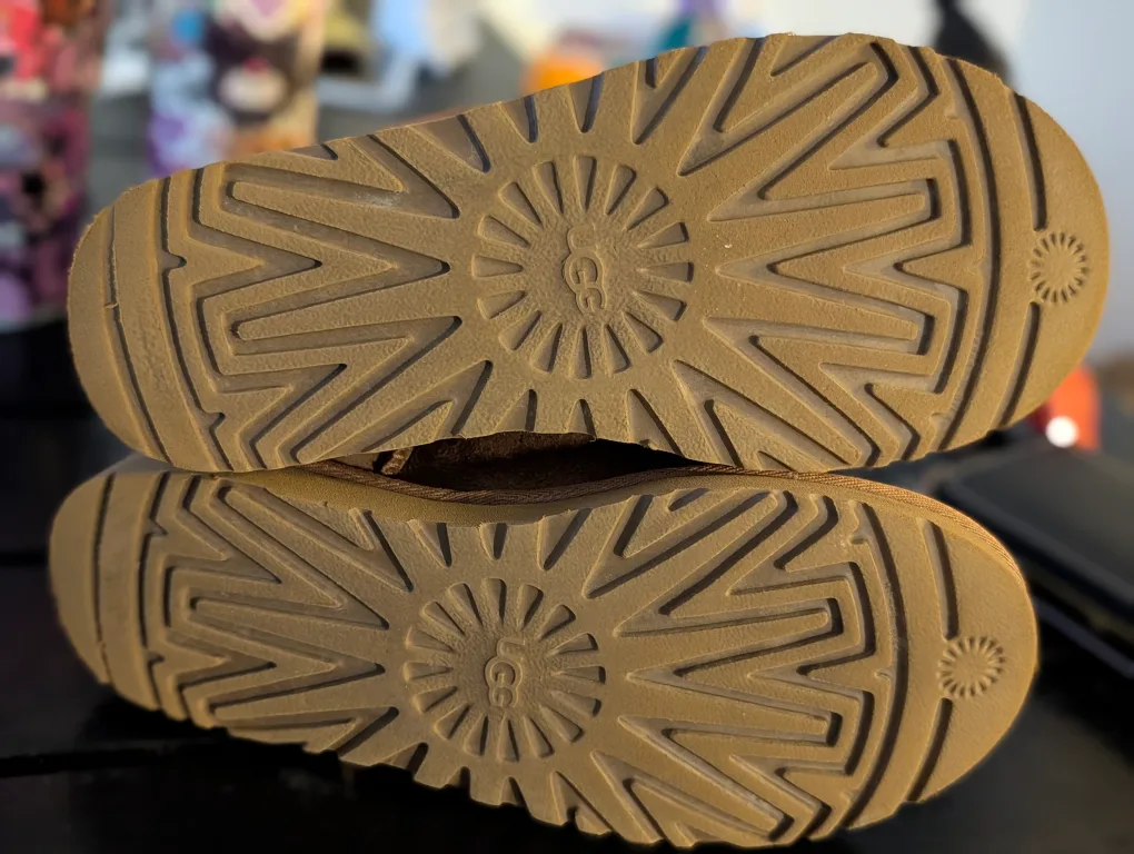 UGG Classic Short Boots - Size 6 image indicator(3)