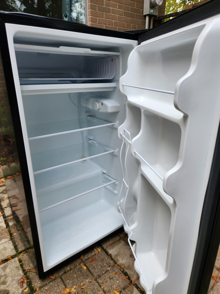 Master Chef 3.3 cu ft Mini Fridge - Black - photo 2
