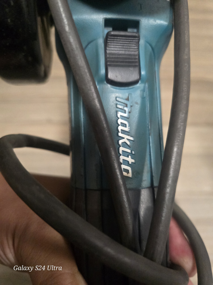 Makita Angle Grinder - photo 2