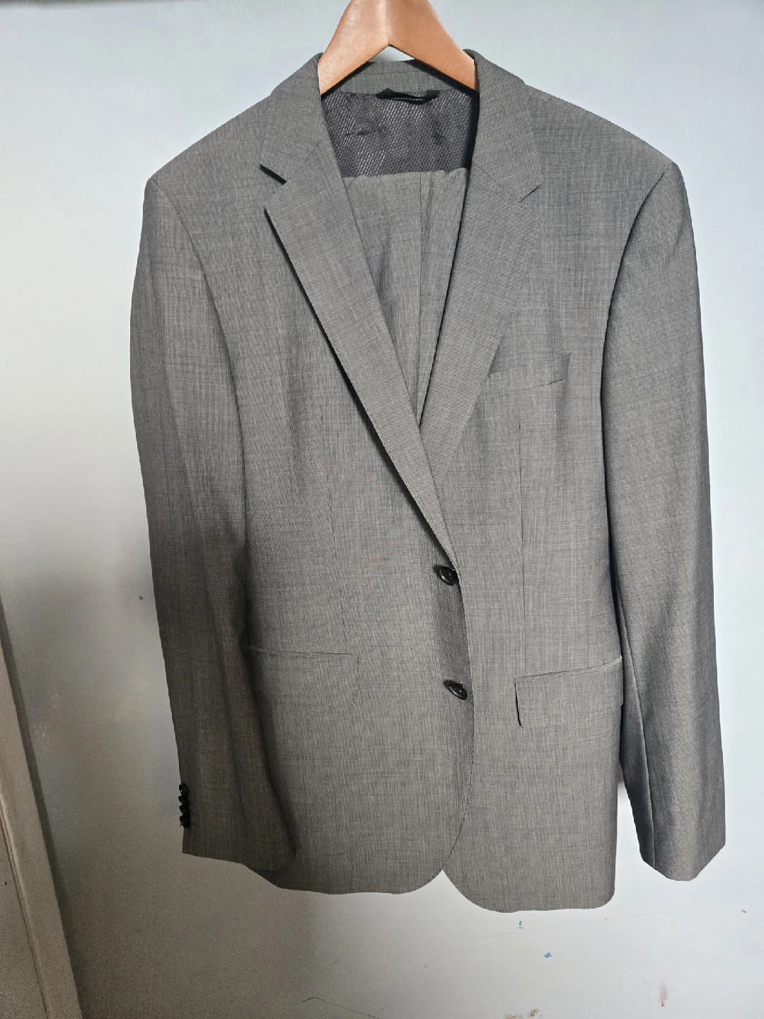 Hugo Boss The James4/Sharp6 Suit, Size 42R jacket 36 pants - photo 4